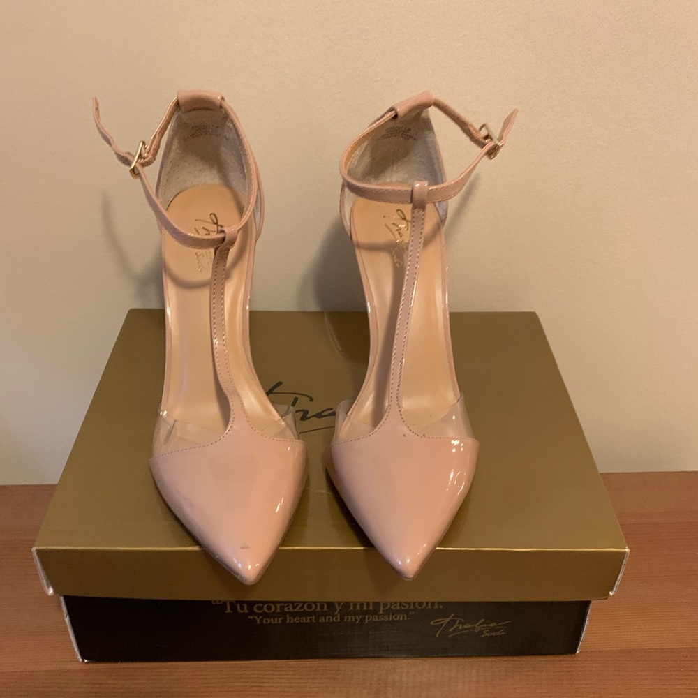Nude pumps size 7